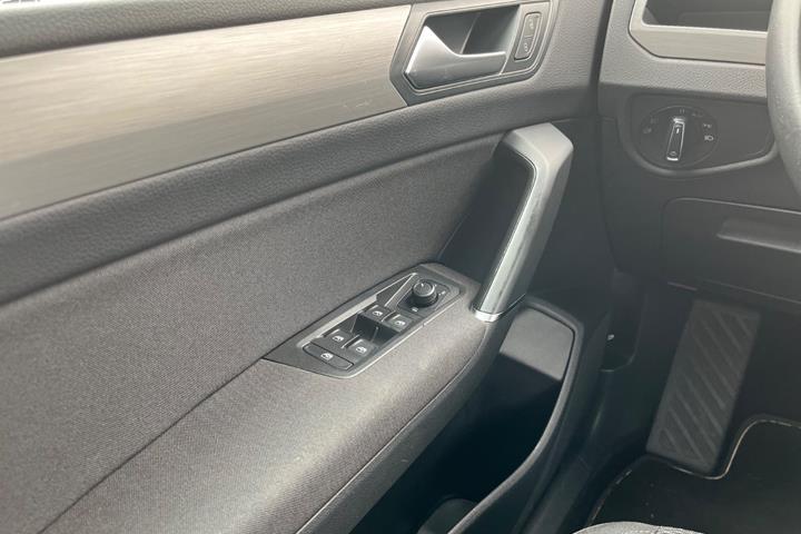 Grå VW Touran fra 2020