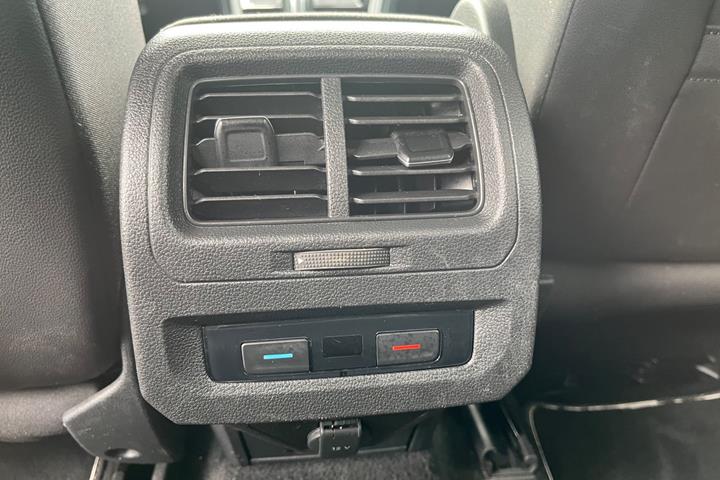 Grå VW Touran fra 2020