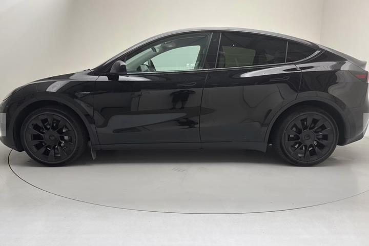 Sort Tesla Model Y fra 2023