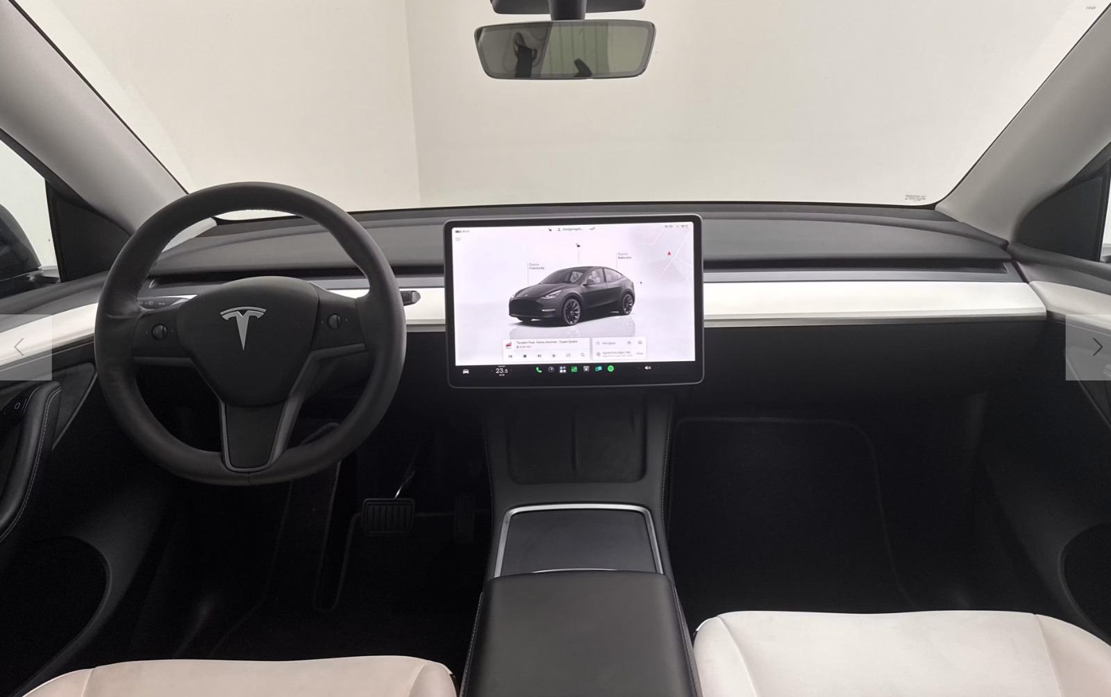 Sort Tesla Model Y fra 2023