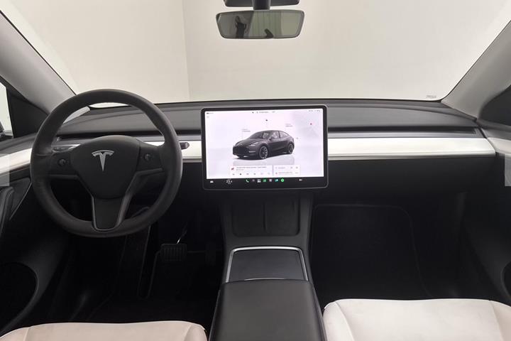 Sort Tesla Model Y fra 2023