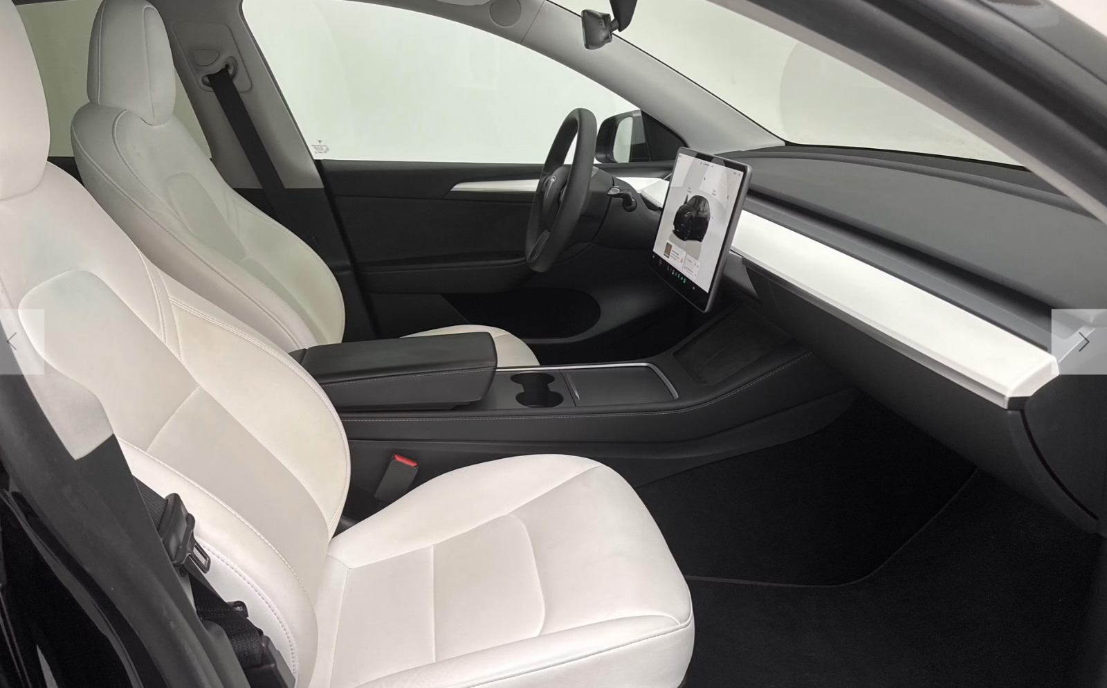 Sort Tesla Model Y fra 2023