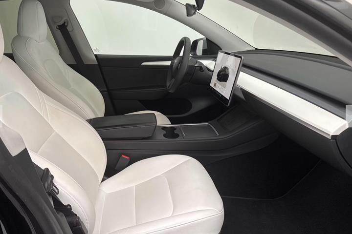 Sort Tesla Model Y fra 2023