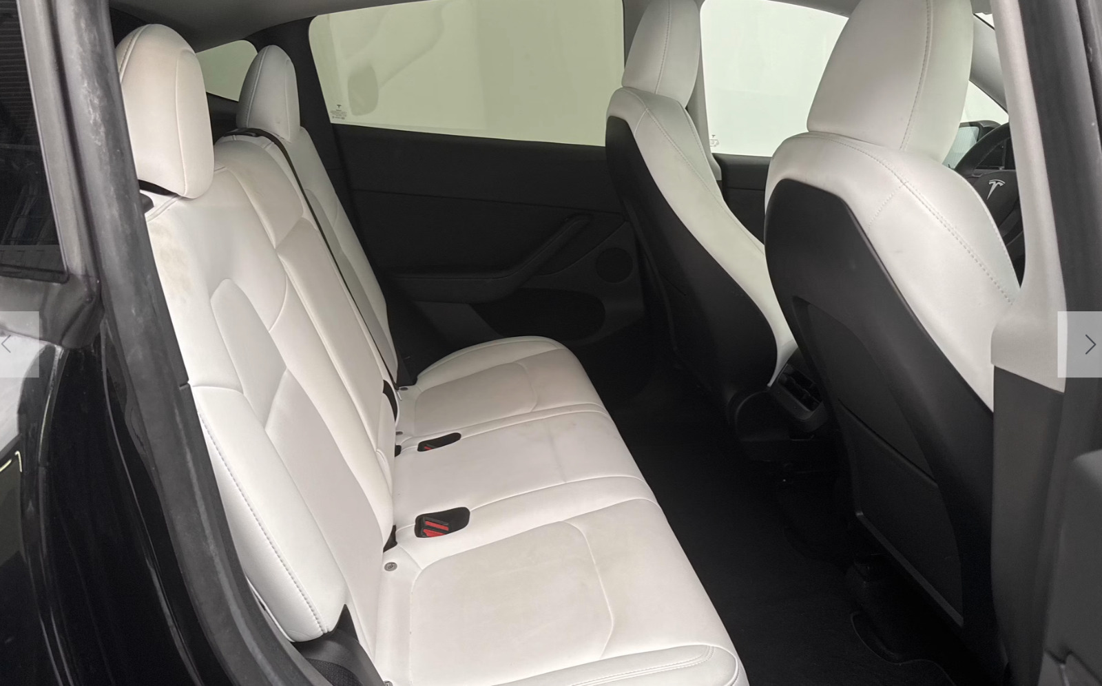 Sort Tesla Model Y fra 2023