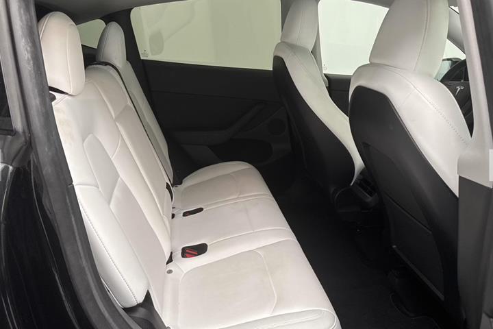 Sort Tesla Model Y fra 2023