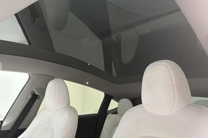 Sort Tesla Model Y fra 2023