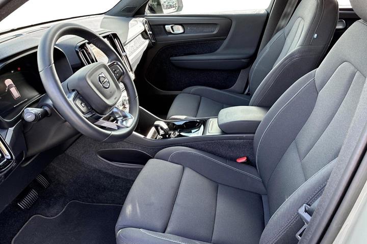 Grøn Volvo XC40 fra 2023