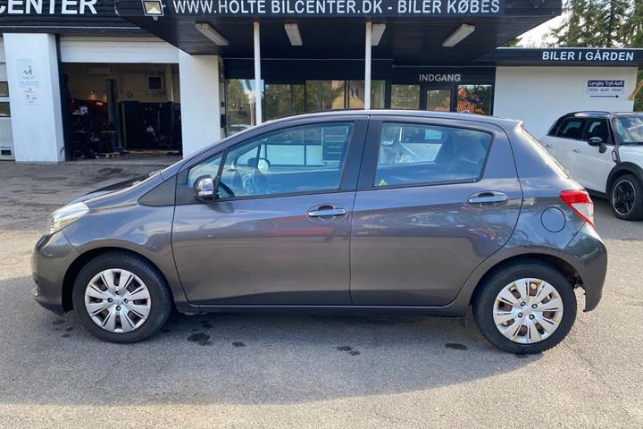 Grå Toyota Yaris fra 2011