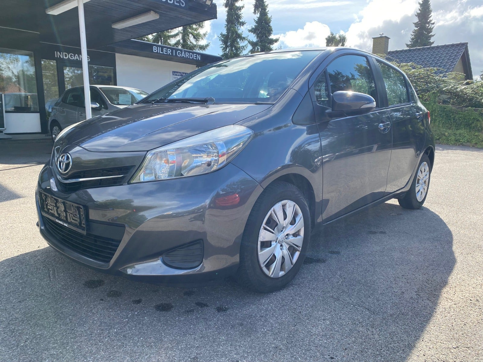 Grå Toyota Yaris fra 2011