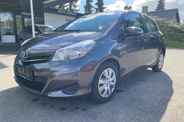 Grå Toyota Yaris fra 2011
