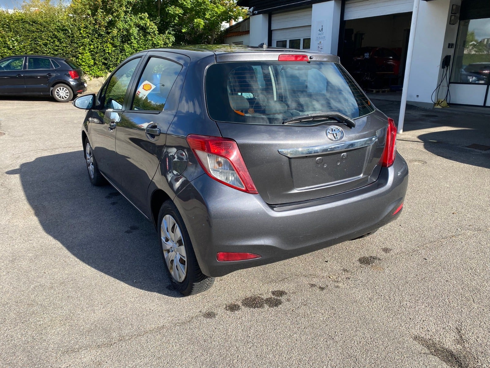 Grå Toyota Yaris fra 2011