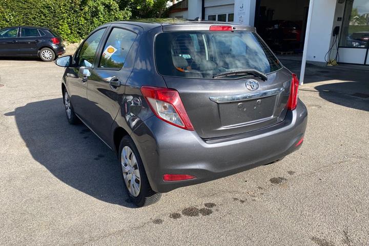 Grå Toyota Yaris fra 2011