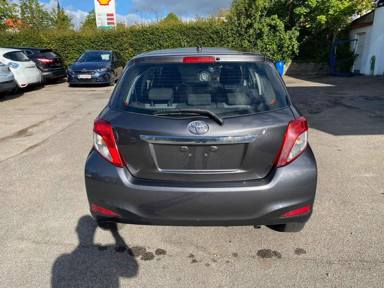Grå Toyota Yaris fra 2011