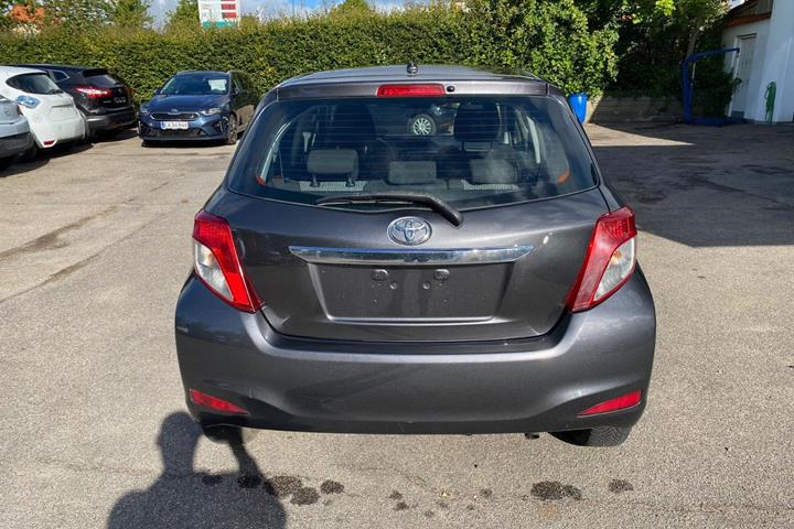 Grå Toyota Yaris fra 2011