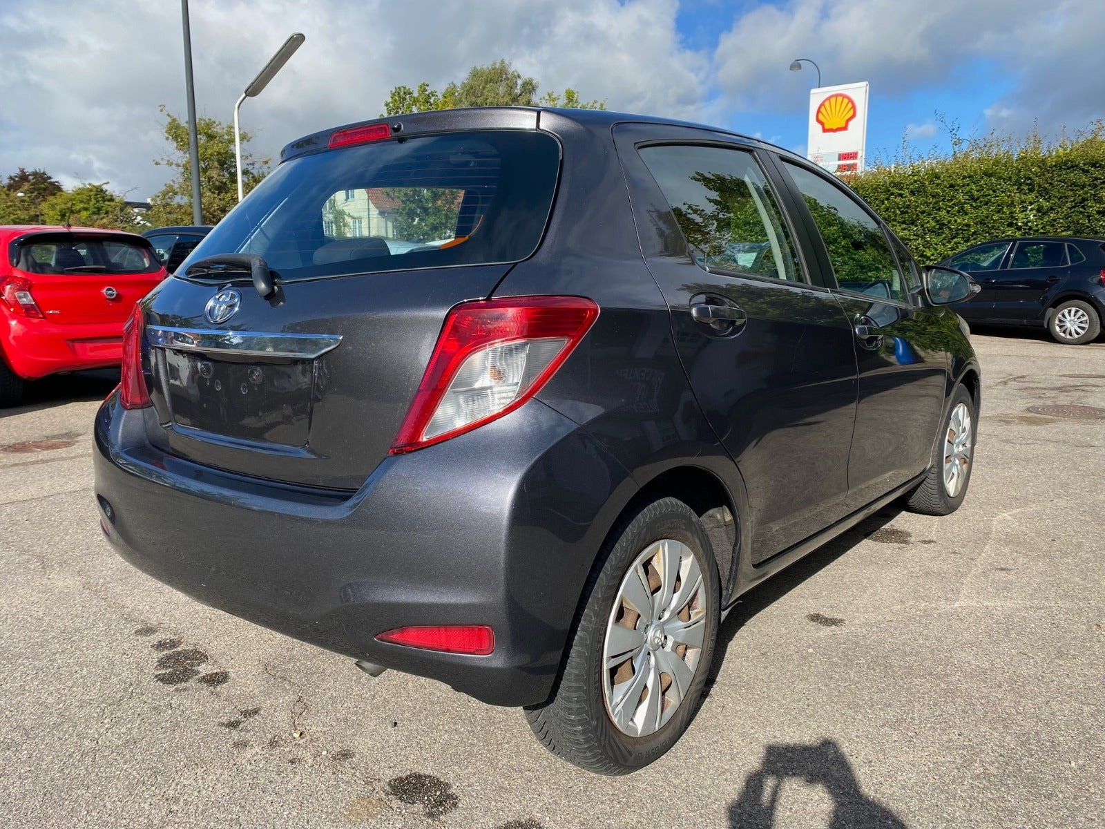 Grå Toyota Yaris fra 2011