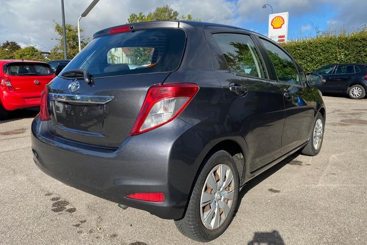 Grå Toyota Yaris fra 2011
