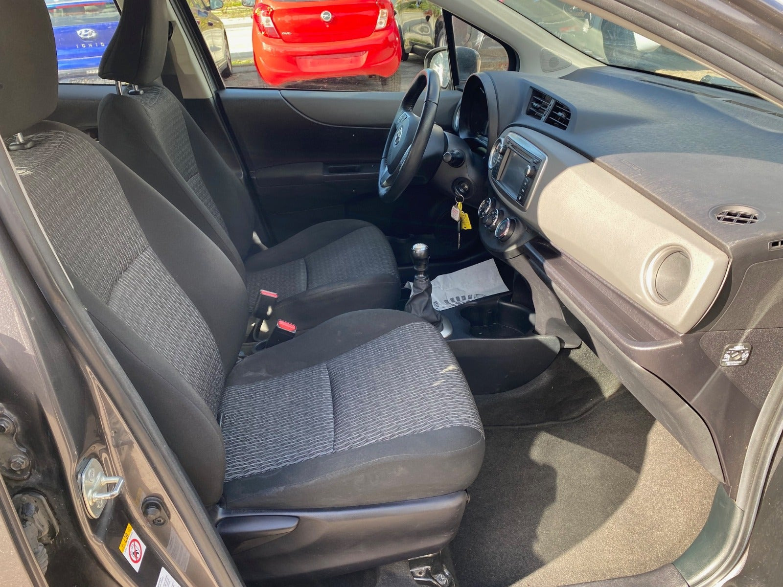 Grå Toyota Yaris fra 2011