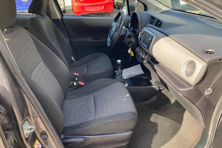 Grå Toyota Yaris fra 2011