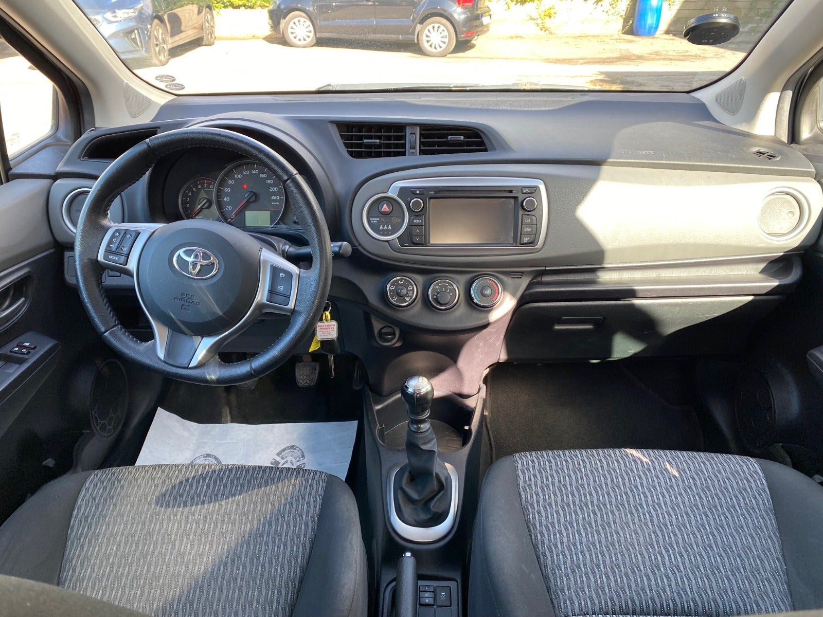 Grå Toyota Yaris fra 2011