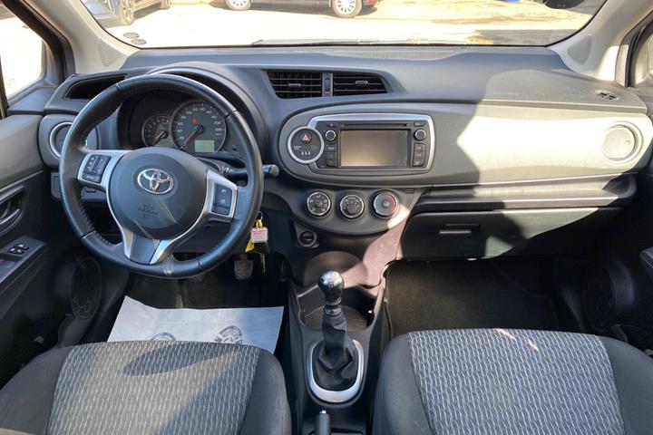 Grå Toyota Yaris fra 2011