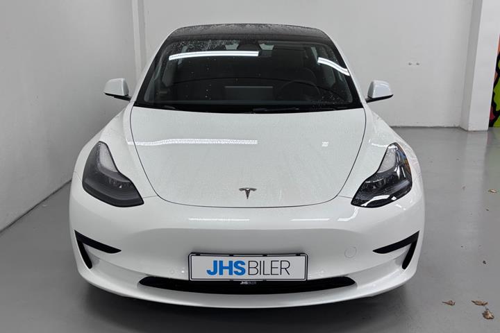 Hvid Tesla Model 3 fra 2022