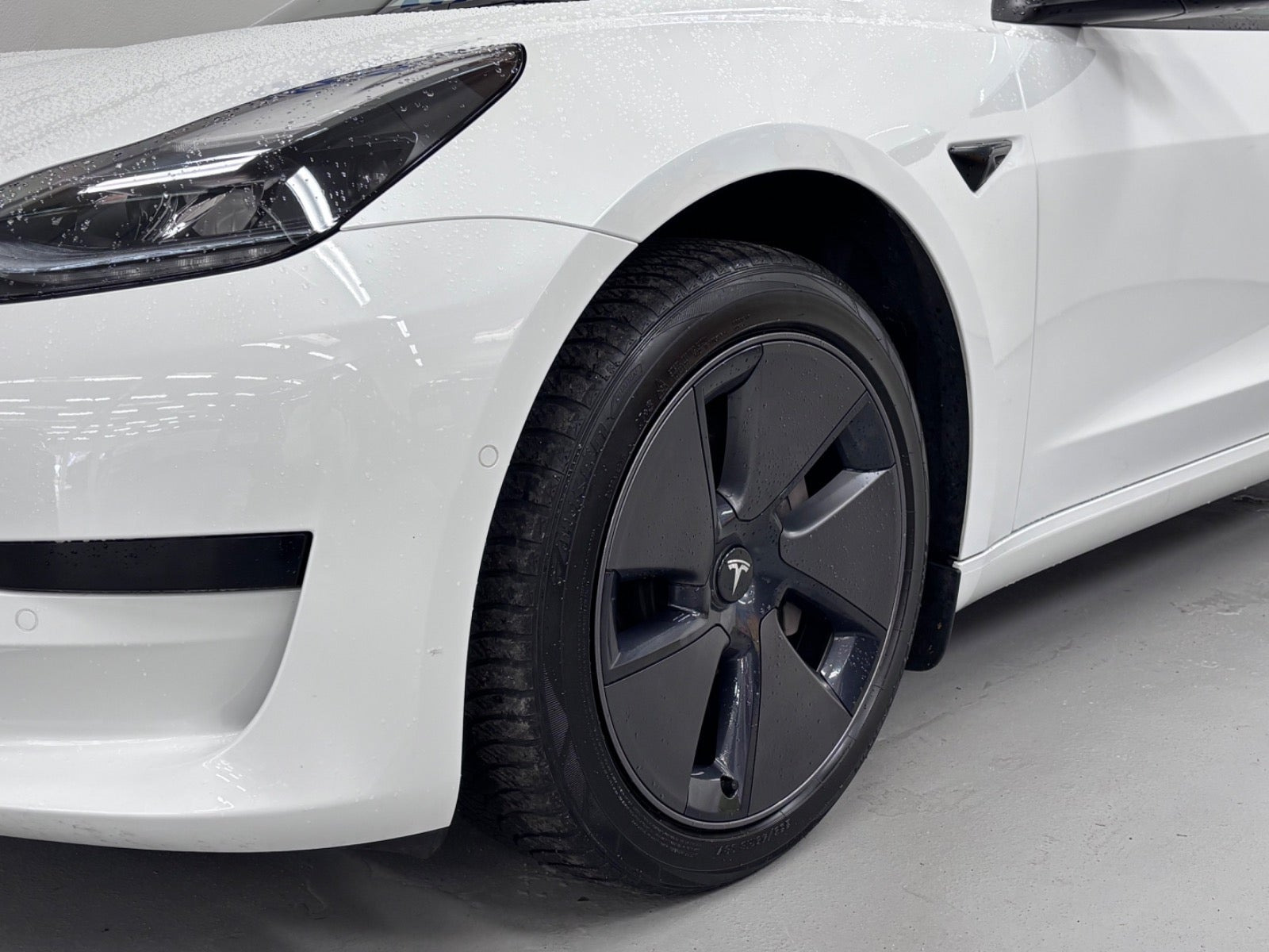 Hvid Tesla Model 3 fra 2022
