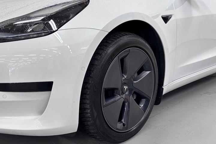 Hvid Tesla Model 3 fra 2022