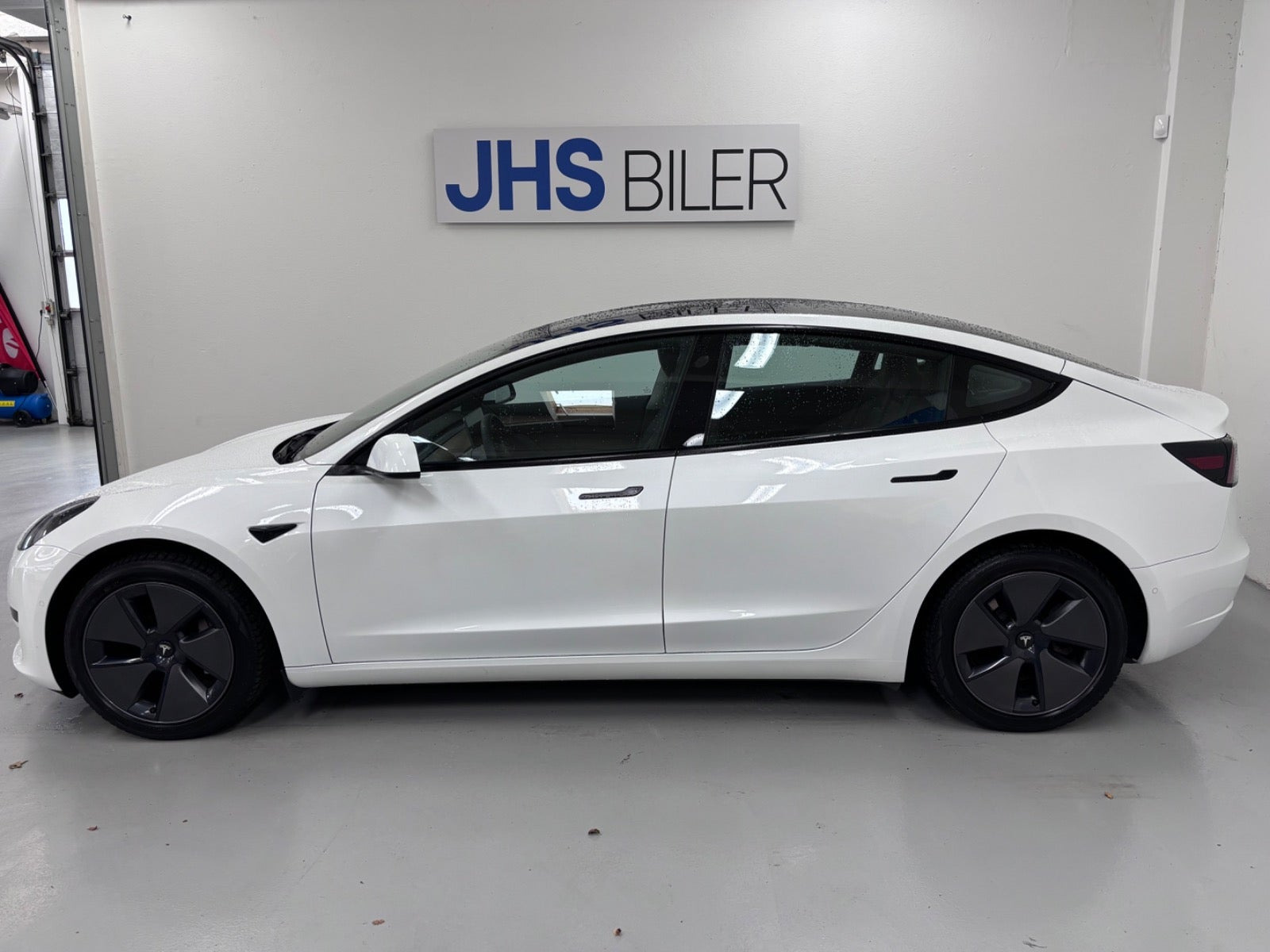 Hvid Tesla Model 3 fra 2022