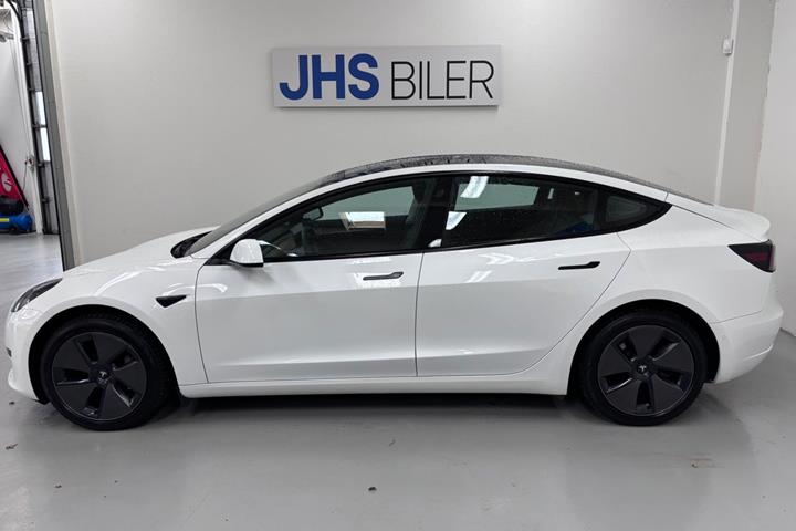 Hvid Tesla Model 3 fra 2022