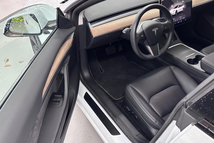 Hvid Tesla Model 3 fra 2022