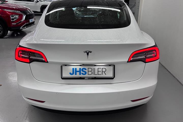 Hvid Tesla Model 3 fra 2022
