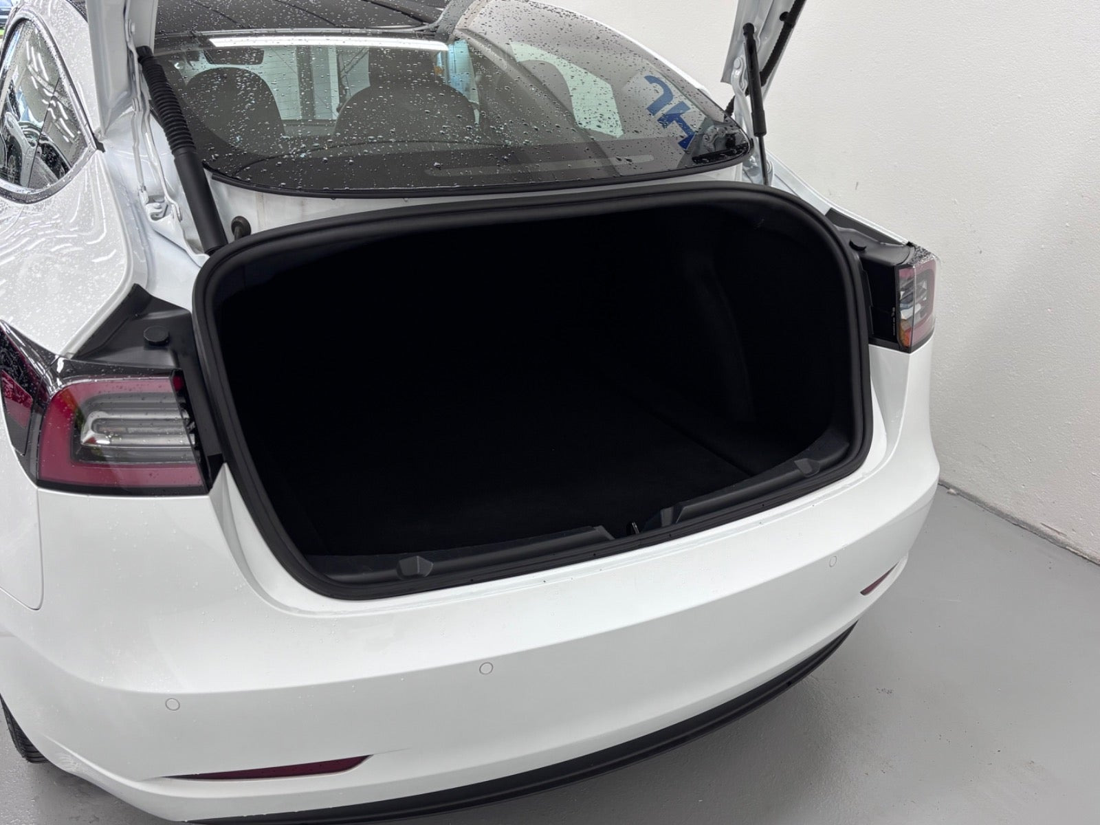 Hvid Tesla Model 3 fra 2022