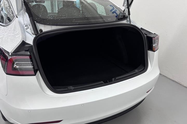 Hvid Tesla Model 3 fra 2022
