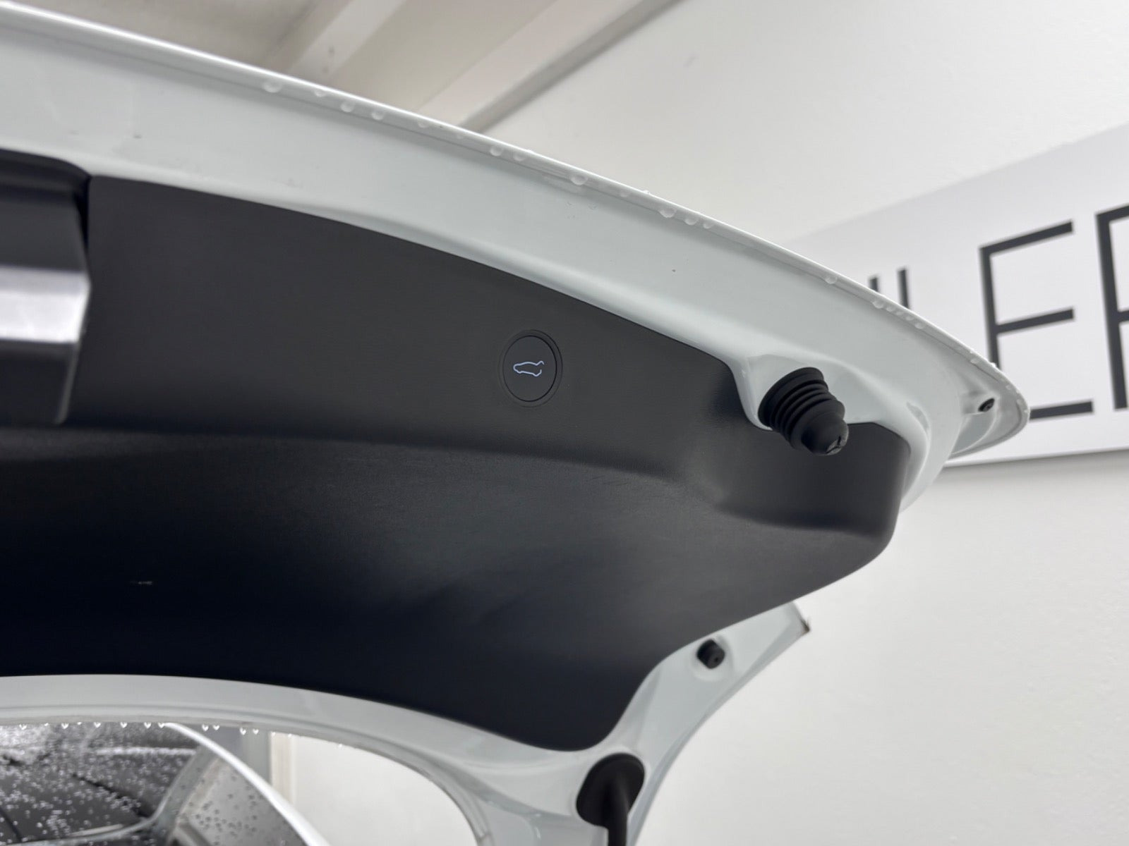 Hvid Tesla Model 3 fra 2022