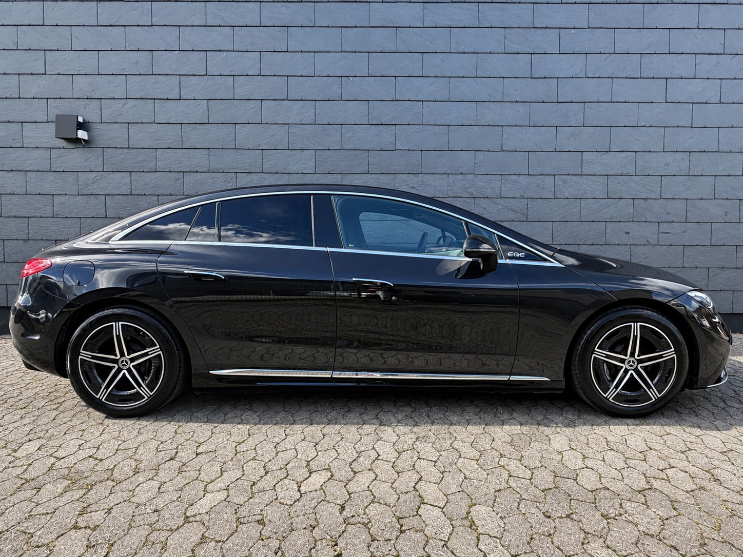Grå Mercedes EQE350+ fra 2022