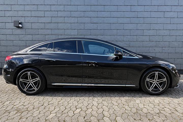 Grå Mercedes EQE350+ fra 2022