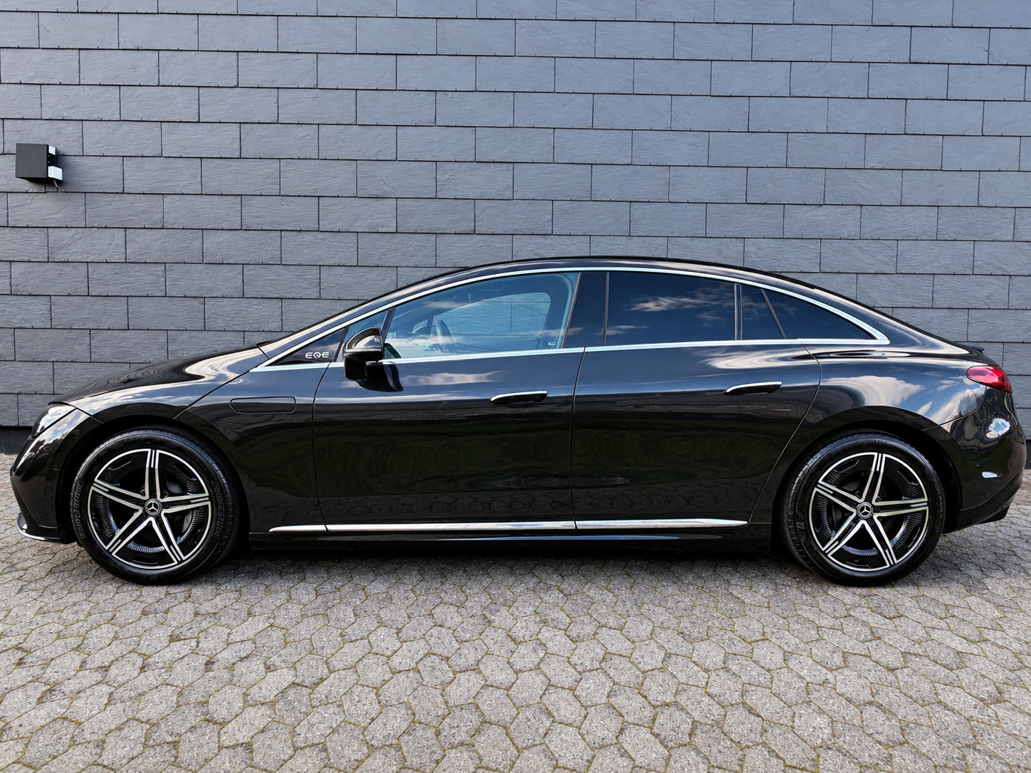 Grå Mercedes EQE350+ fra 2022