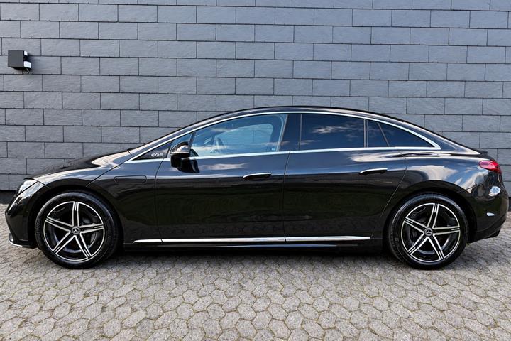 Grå Mercedes EQE350+ fra 2022