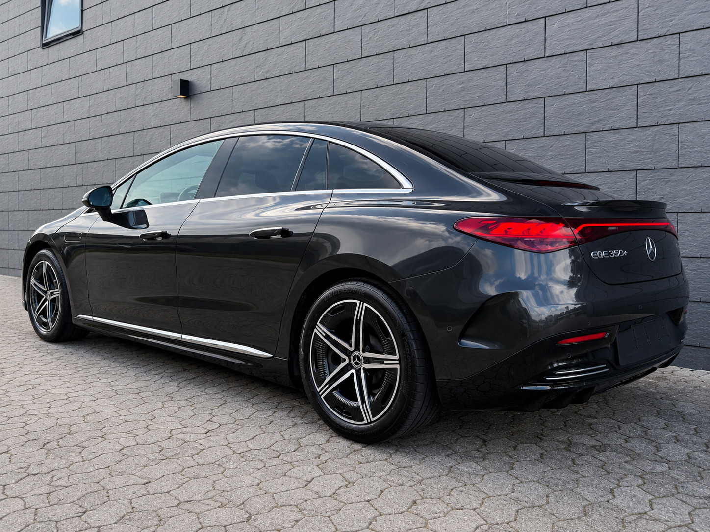 Grå Mercedes EQE350+ fra 2022