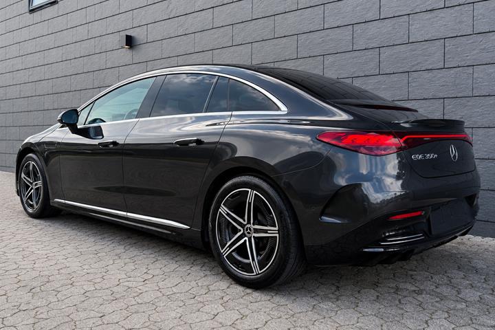 Grå Mercedes EQE350+ fra 2022