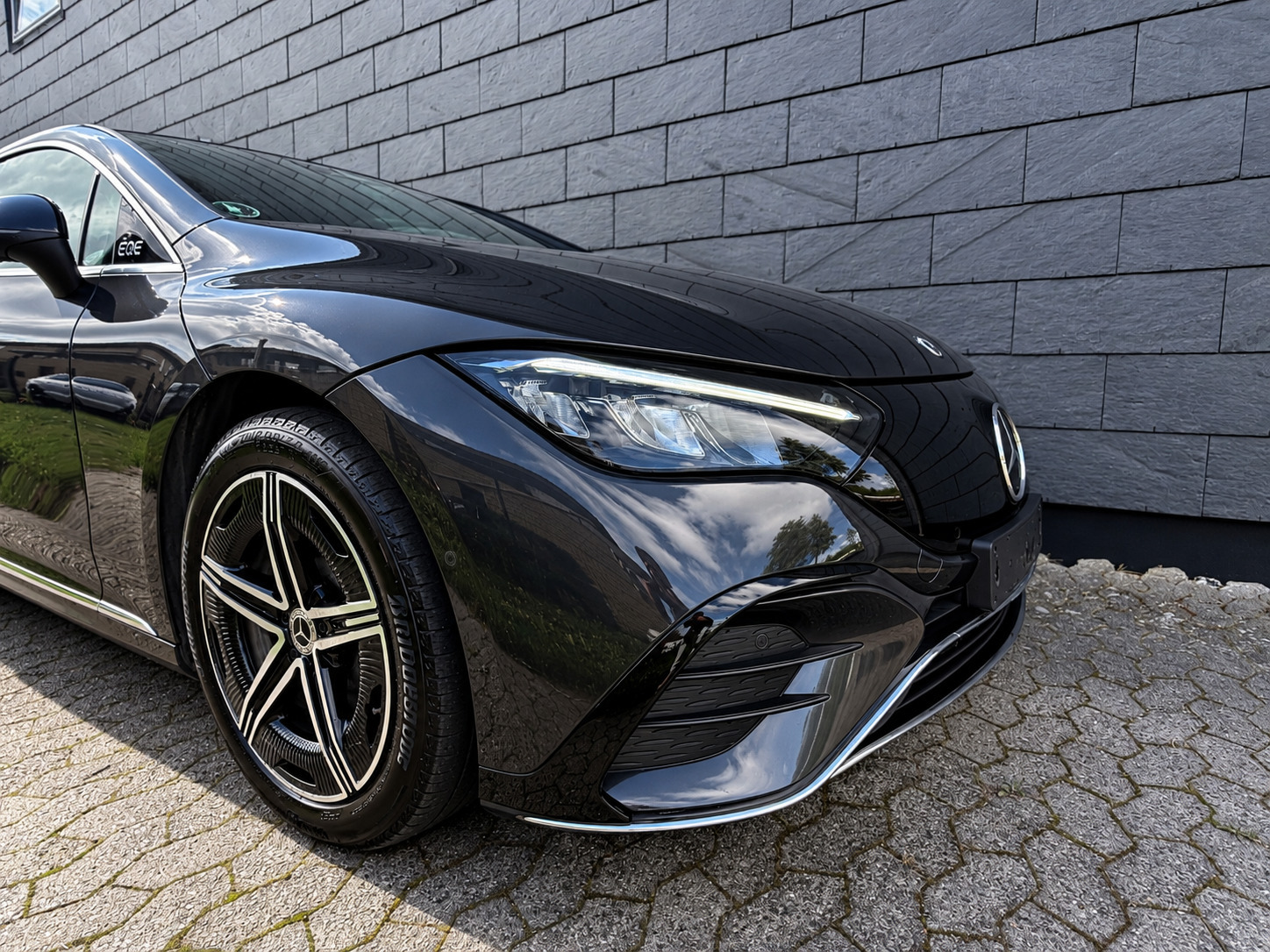 Grå Mercedes EQE350+ fra 2022