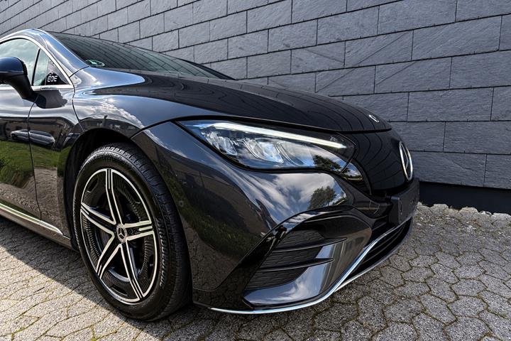 Grå Mercedes EQE350+ fra 2022