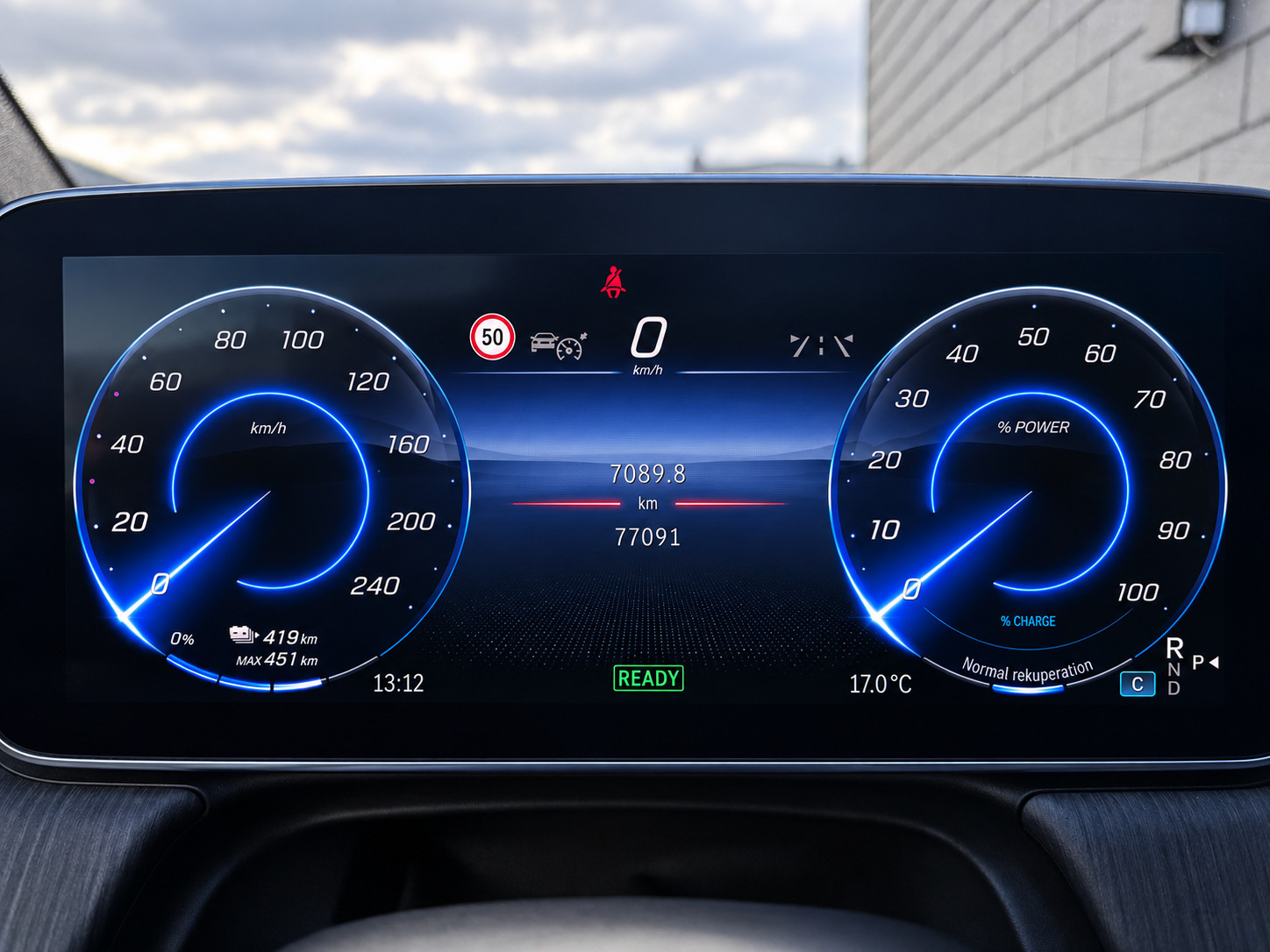 Grå Mercedes EQE350+ fra 2022