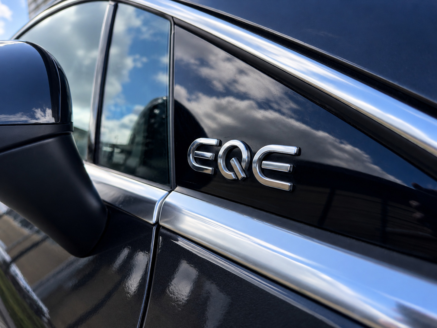 Grå Mercedes EQE350+ fra 2022