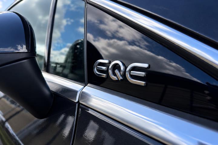 Grå Mercedes EQE350+ fra 2022