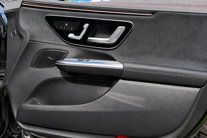 Grå Mercedes EQE350+ fra 2022