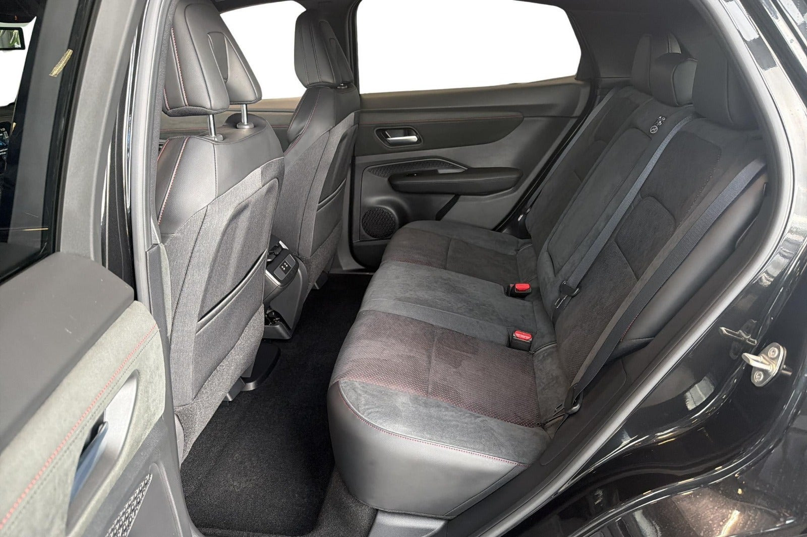 Sort Nissan Ariya fra 2025