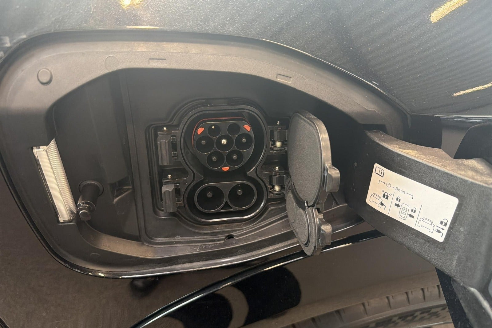 Sort Nissan Ariya fra 2025