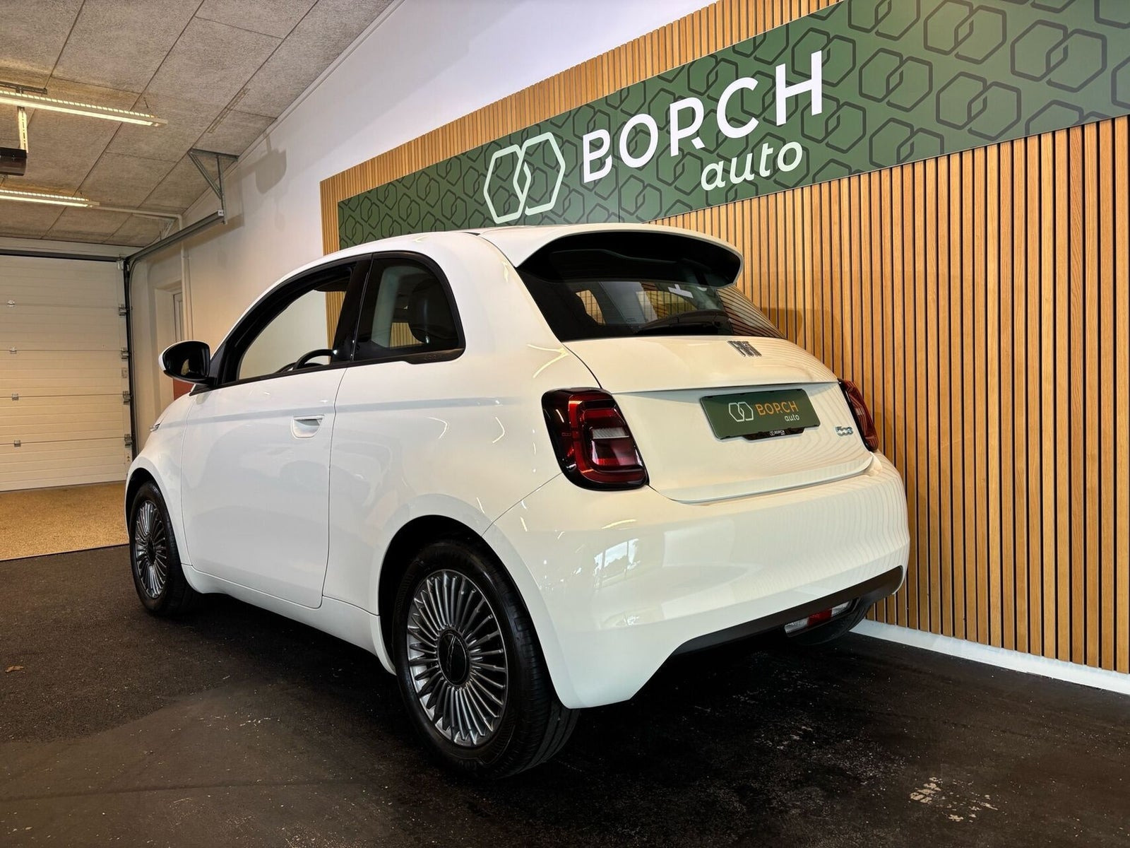Hvid Fiat 500e fra 2023