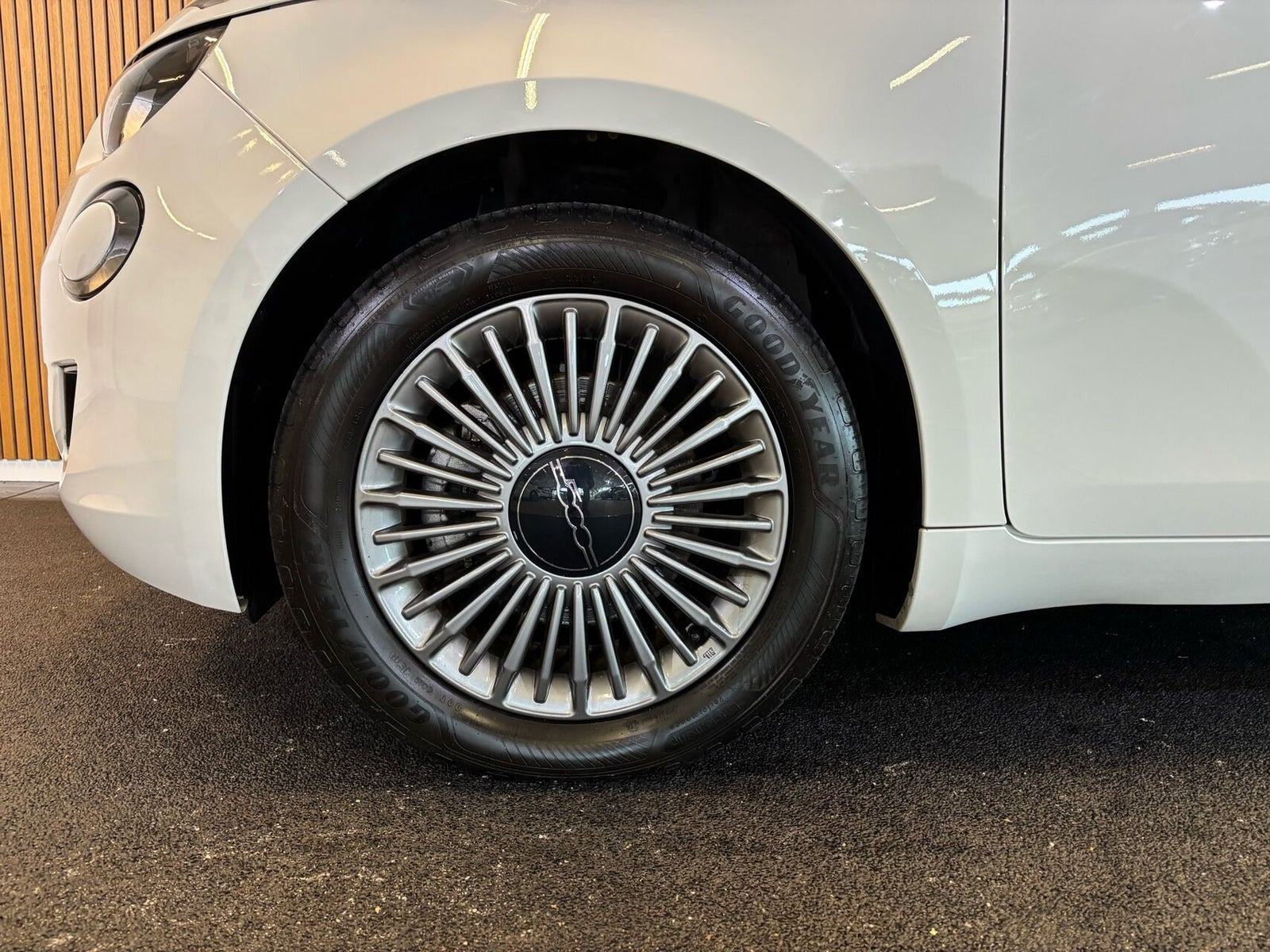 Hvid Fiat 500e fra 2023